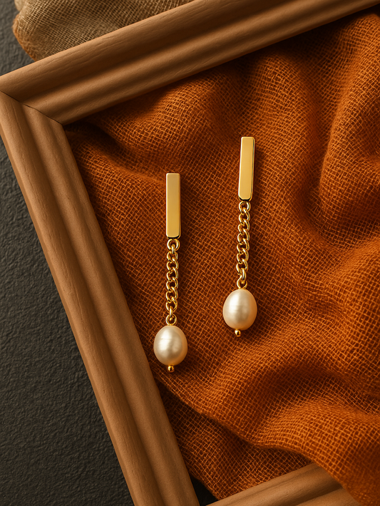 Chain Kissed Pearl Earring